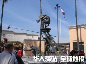 Universal_Studios_statue-300x225.jpg